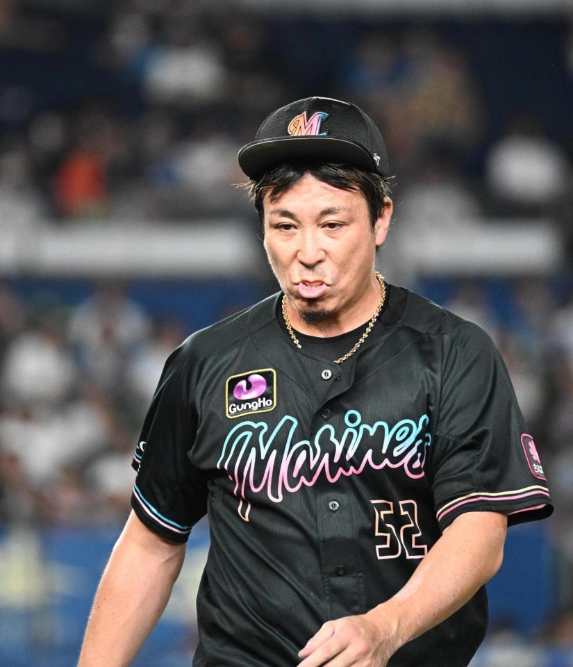 　９回表を投げ終えてベンチに戻る益田