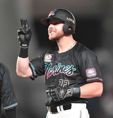 　６回、来日初ヒットとなる左前打を放ちポーズを決めるブロッソー