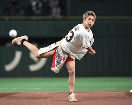 　始球式で１１０キロをマークした武尊（撮影・佐藤厚）