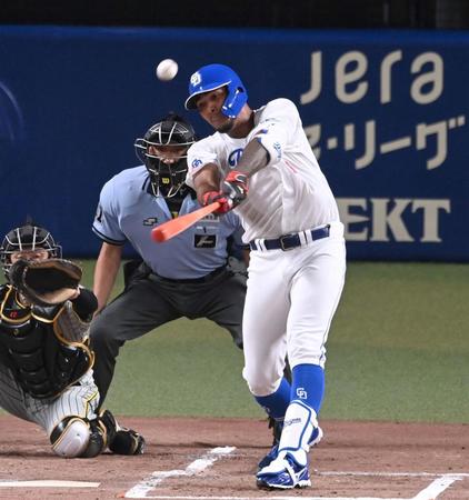 　２回、先制タイムリーを放つメヒア（撮影・飯室逸平）