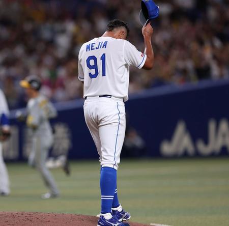 　３回、近本に同点ソロを許したメヒア（撮影・山口登）