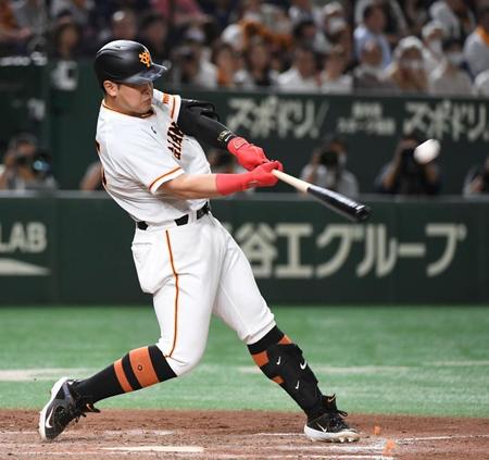 　５回、岡本和は左中間に２４号ソロを放つ（撮影・佐藤厚）