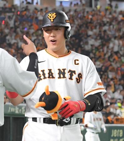 　５回、岡本和は左中間に２４号ソロを放ち、笑顔でベンチにがい旋（撮影・佐藤厚）