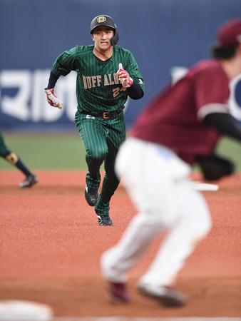 　７回、中川圭の右飛で一走・紅林は二塁ベースを踏まずに帰塁したためアウトとなる（撮影・北村雅宏）