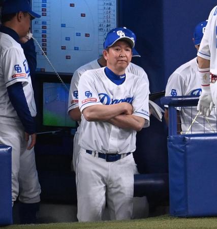 　ベンチで腕組みする立浪監督（撮影・飯室逸平）