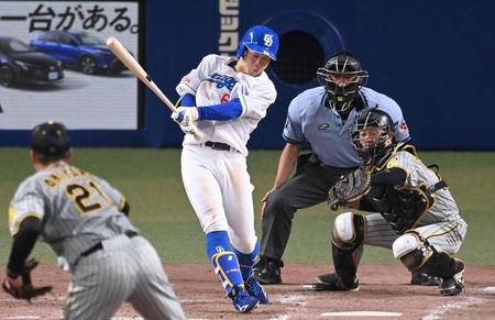 　５回、勝ち越しタイムリー二塁打を放つ岡林（撮影・飯室逸平）