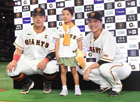 　少女ファンとともに笑顔を見せる坂本（右）と岡本和（撮影・佐藤厚）