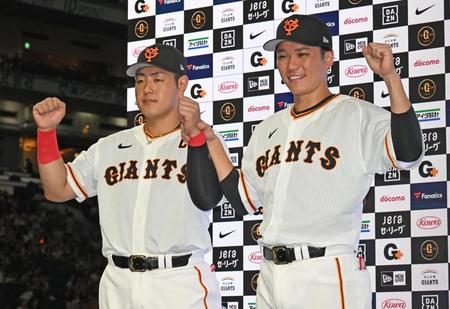 　ヒーローインタビューでポーズを決める岡本和（左）と坂本