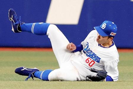 　５回、木浪の飛球を体でキャッチした中堅手岡林