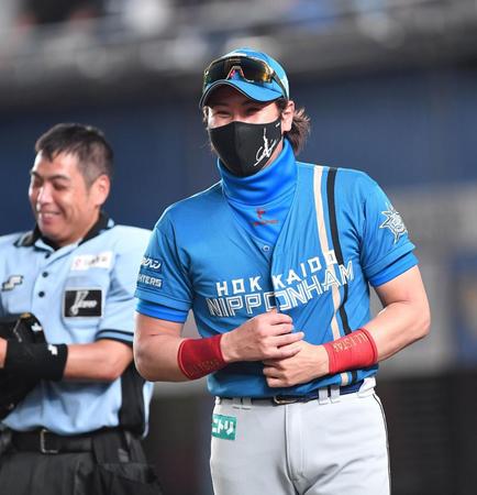 　８回、選手の交代を告げ笑顔を見せる新庄監督（撮影・開出牧）