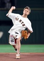 　始球式で１１０キロをマークした武尊（撮影・佐藤厚）