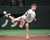 　始球式で１１０キロをマークした武尊（撮影・佐藤厚）