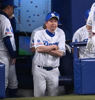 　ベンチで腕組みする立浪監督（撮影・飯室逸平）