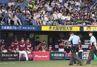 　７回、紅林が帰塁時に二塁を空過したとして、リクエストする石井監督（左から４人目）ら楽天ベンチ（撮影・北村雅宏）