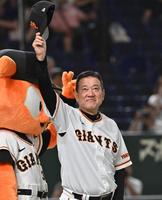 　ヤクルトに勝利し声援に応える原監督