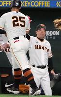 　５回、本塁打を放った岡本和（25）を迎える原監督