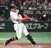 　５回、岡本和は左中間に２４号ソロを放つ（撮影・佐藤厚）