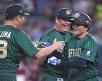 　９回、サヨナラ打を放ち、中嶋監督に迎えられる茶野（右）＝撮影・北村雅宏