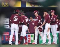 　９回、サヨナラ負けを喫し、足早に引き揚げる楽天ナイン（撮影・北村雅宏）