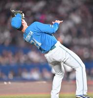 　３回、友杉が打ち上げた打球を落球する三塁手・清宮（撮影・開出牧）