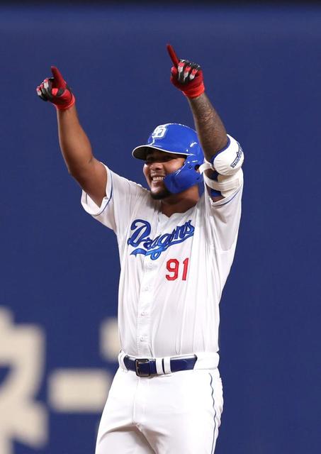 打った本人がビックリ！中日・メヒアが来日１２打席目で初安打　先制二塁打に満面の笑みでガッツポーズ