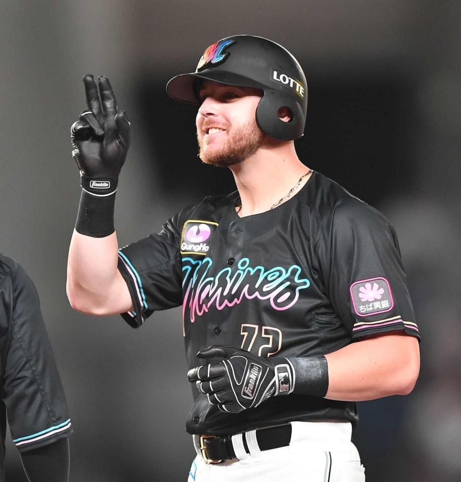 　６回、来日初ヒットとなる左前打を放ちポーズを決めるブロッソー