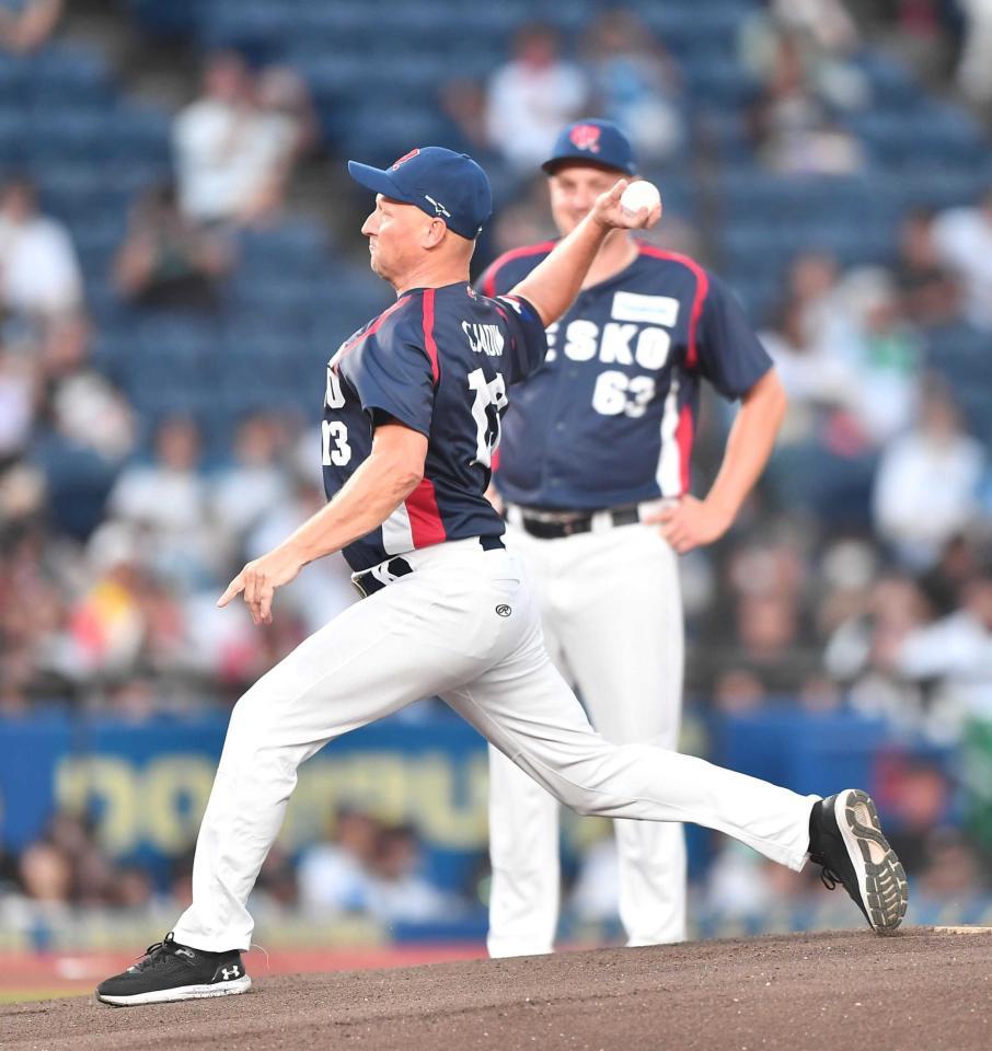 　始球式を務めるＷＢＣチェコ代表のハジム監督（撮影・開出牧）