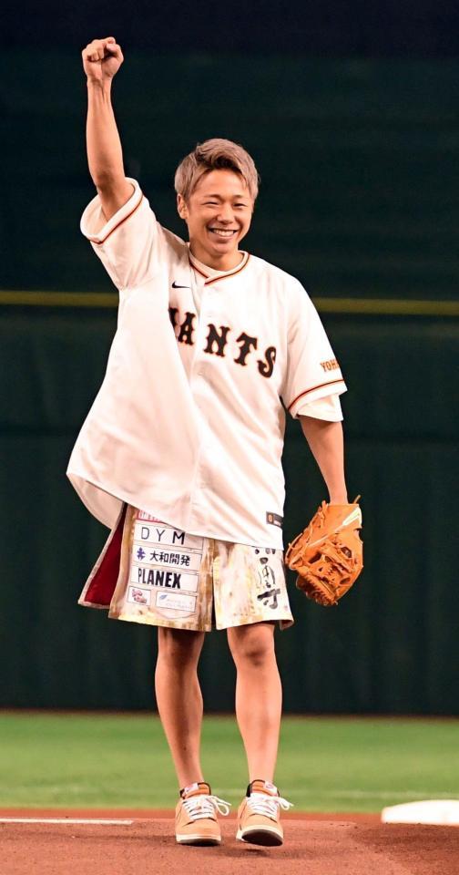 　始球式で１１０キロをマークした武尊（撮影・佐藤厚）