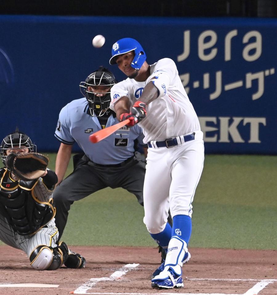 　２回、先制タイムリーを放つメヒア（撮影・飯室逸平）