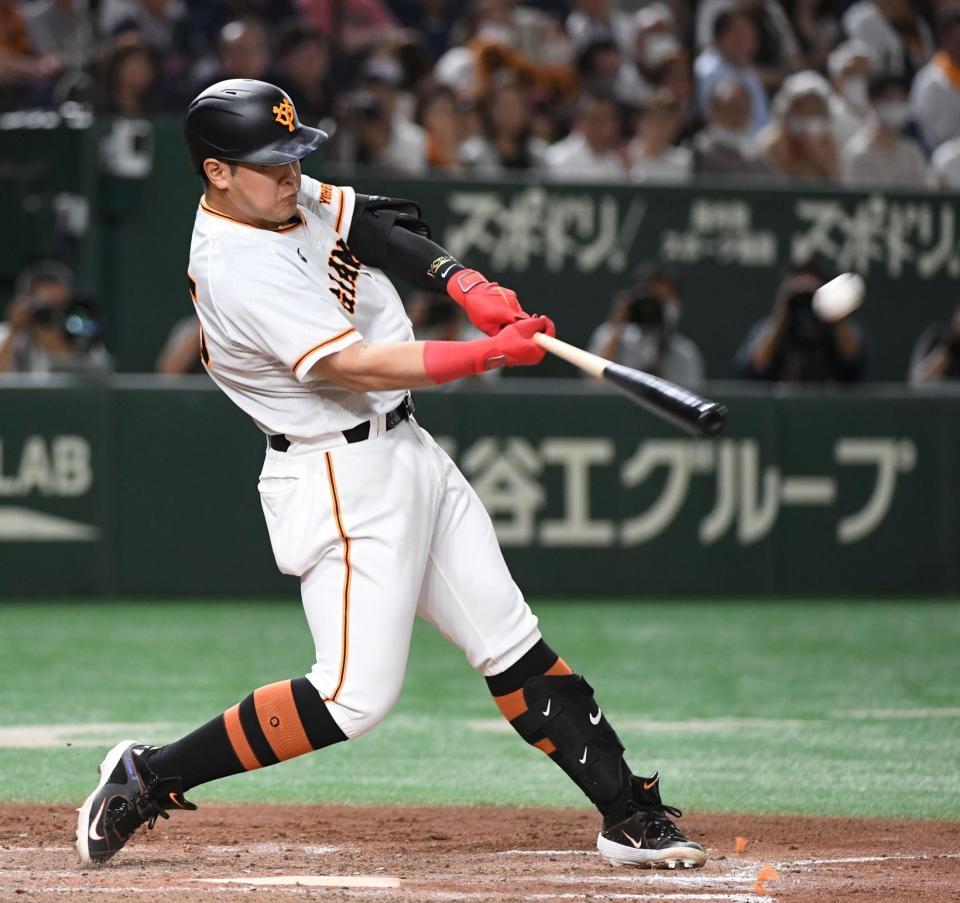 　５回、岡本和は左中間に２４号ソロを放つ（撮影・佐藤厚）