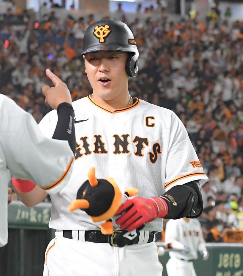 　５回、岡本和は左中間に２４号ソロを放ち、笑顔でベンチにがい旋（撮影・佐藤厚）