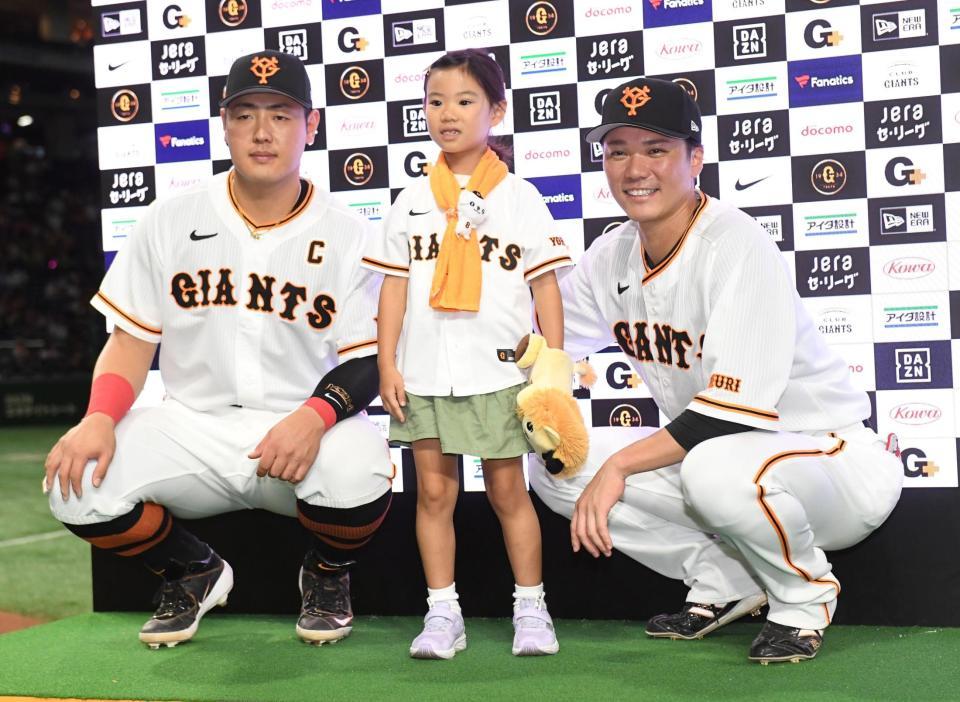 　少女ファンとともに笑顔を見せる坂本（右）と岡本和（撮影・佐藤厚）