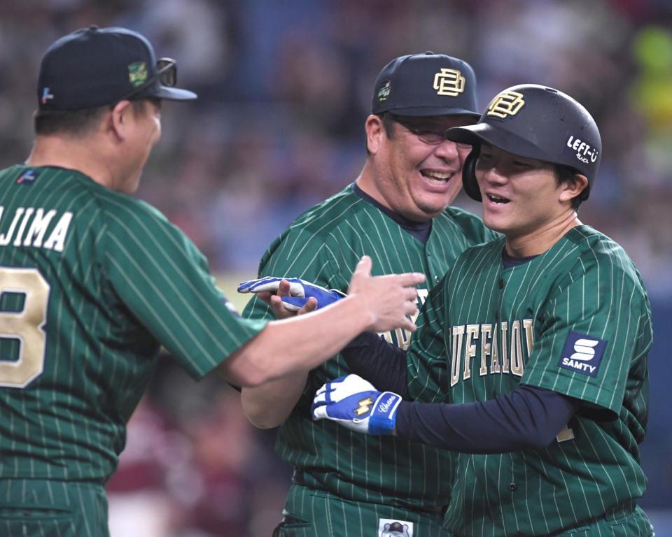 　９回、サヨナラ打を放ち、中嶋監督に迎えられる茶野（右）＝撮影・北村雅宏