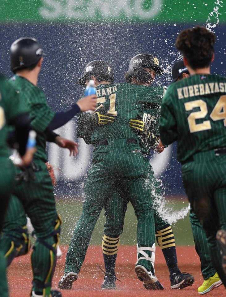 　９回、サヨナラ打を放ち、宗と抱き合う茶野（中央左）＝撮影・北村雅宏
