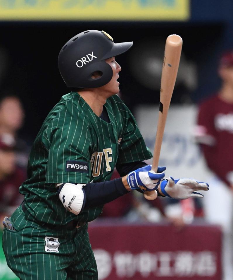 　９回、サヨナラ打を放つ茶野（撮影・北村雅宏）