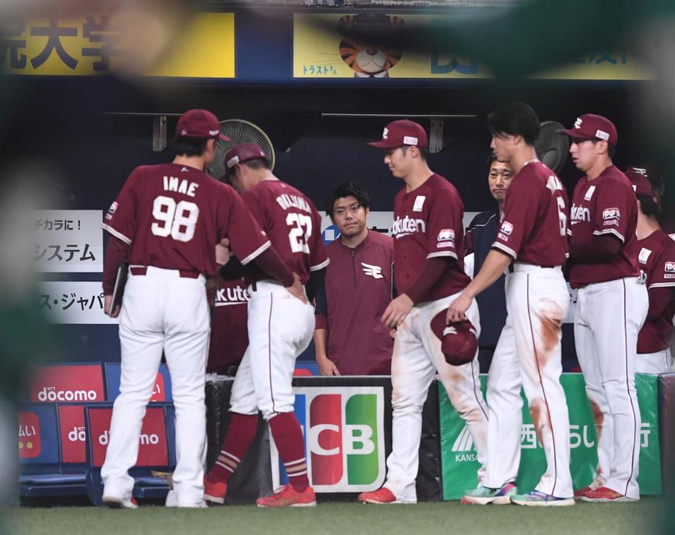　９回、サヨナラ負けを喫し、足早に引き揚げる楽天ナイン（撮影・北村雅宏）