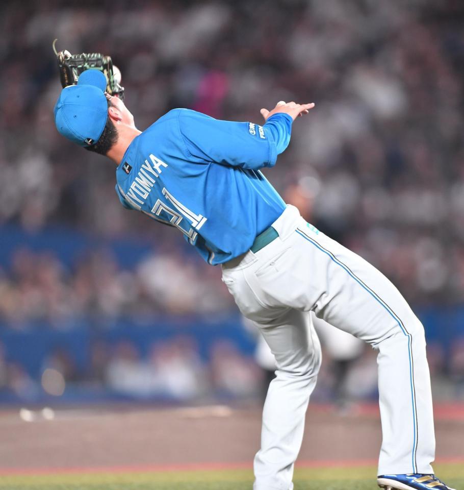 　３回、友杉が打ち上げた打球を落球する三塁手・清宮（撮影・開出牧）