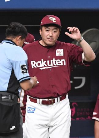 　９回の攻撃を終え、選手交代を告げる石井監督（撮影・北村雅宏）