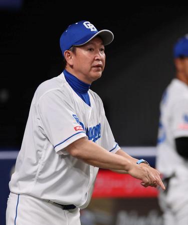 　３回、立浪監督は龍空の判定にリプレー検証のリクエストをする（撮影・山口登）