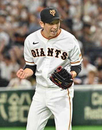 　完投で１０勝目を挙げガッツポーズする戸郷