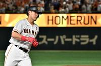 　２回、先制ソロを放ち、ダイヤモンドを回る岡本和