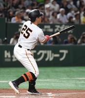 　８回、岡本和は左越えに２６号勝ち越しソロを放つ（撮影・佐藤厚）