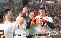 　８回、岡本和は左越えに２６号勝ち越しソロを放ち、ナインに迎えられる（撮影・佐藤厚）