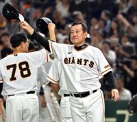 　ヤクルトに連勝し、声援に応える原監督
