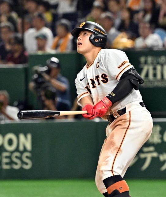 【写真】ハイタッチする原監督　表情がかわいい