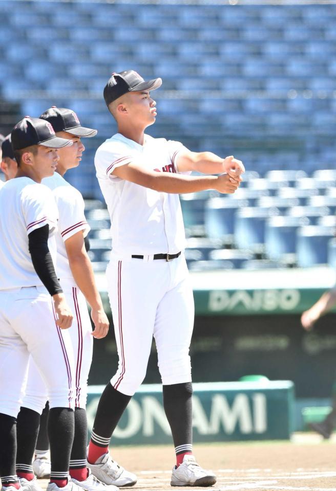 　甲子園見学を行う広陵・真鍋（撮影・中田匡峻）