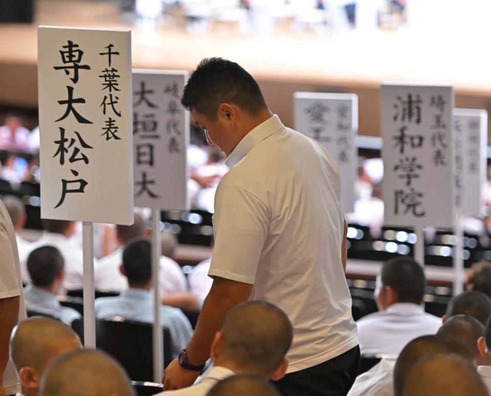 　抽選を終え、席を立つ花巻東・佐々木麟太郎（撮影・中田匡峻）