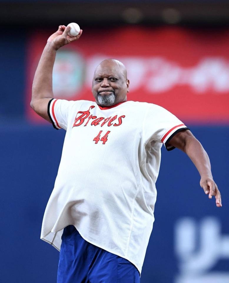 　特別始球式を務める元阪急のブーマー・ウェルズ氏（撮影・北村雅宏）