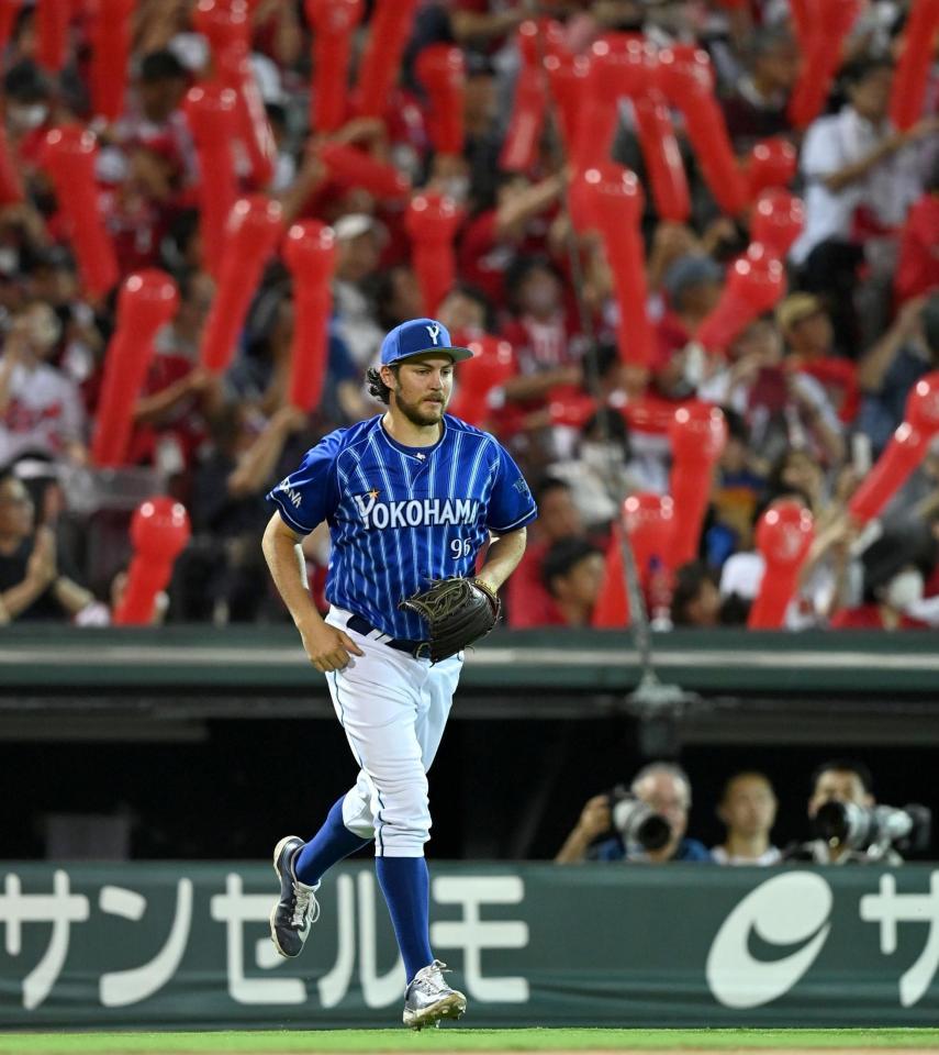 　７回、赤いジェット風船を背にマウンドへ走るバウアー（撮影・田中太一）