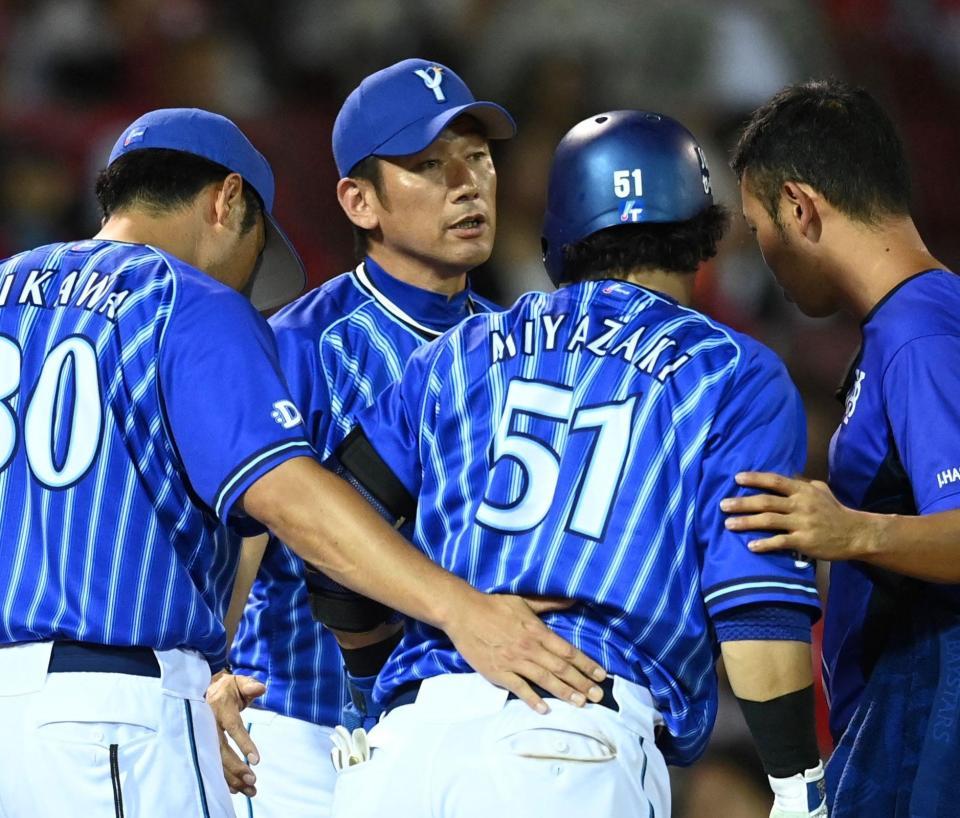 　９回、死球を受けた宮崎に代走を告げる三浦監督（撮影・田中太一）